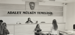 Mahkeme Yargilanan Kadin Karakalem 300x143
